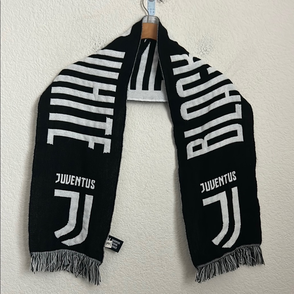 Juventus Official Scarf with Bold Stripes and Fringe